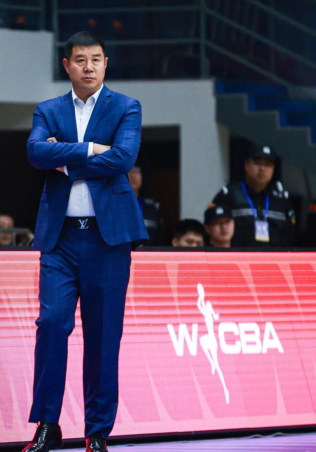 侯冰作为WCBA菜鸟教练，第一年与山东女篮联手，常规赛第五季后赛第六，不应质疑侯