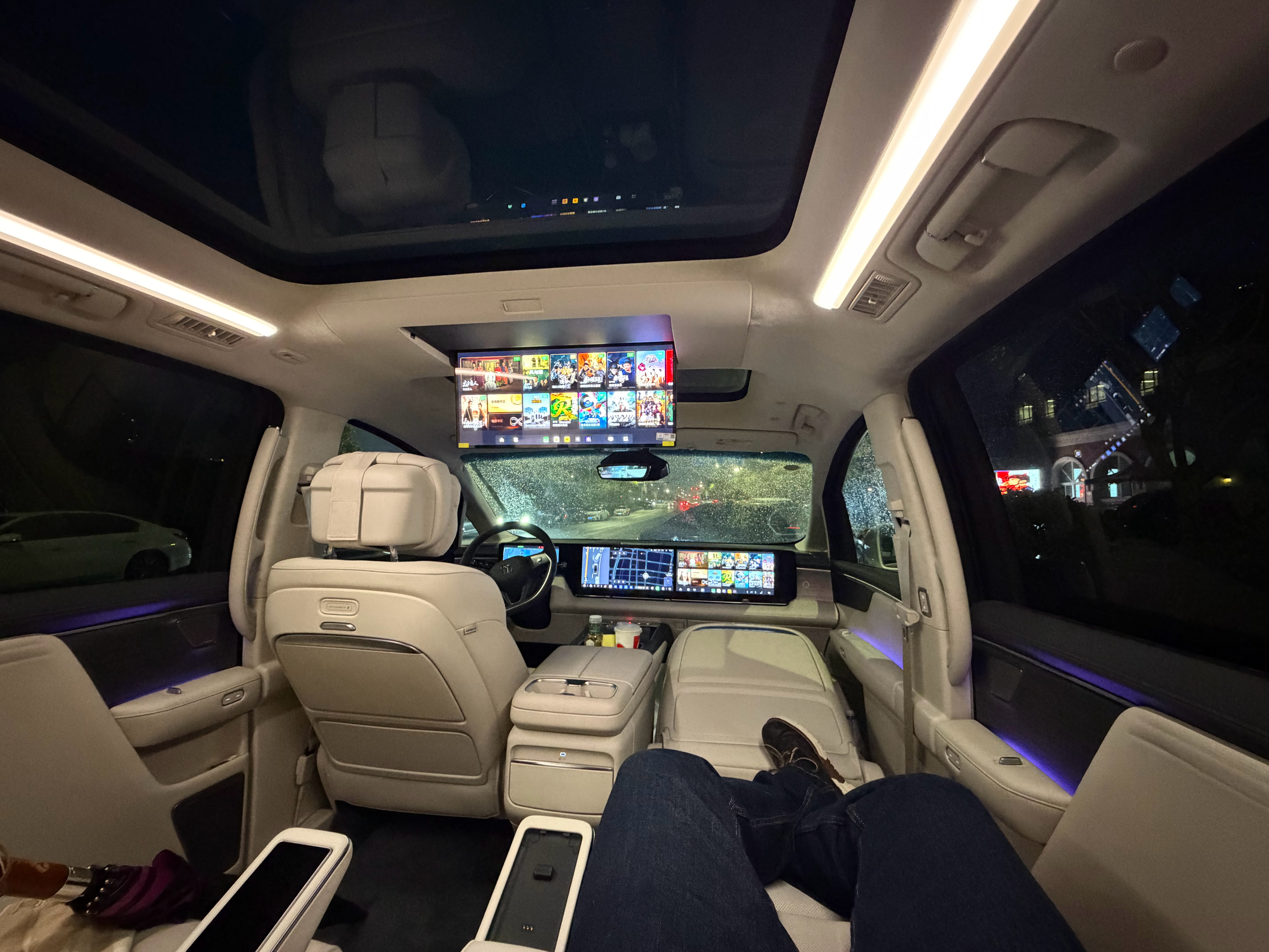 下雨天提前来接小孩姐了，温暖明亮的车厢把风雨隔绝在外，开启云感贵妃榻和零重力座椅