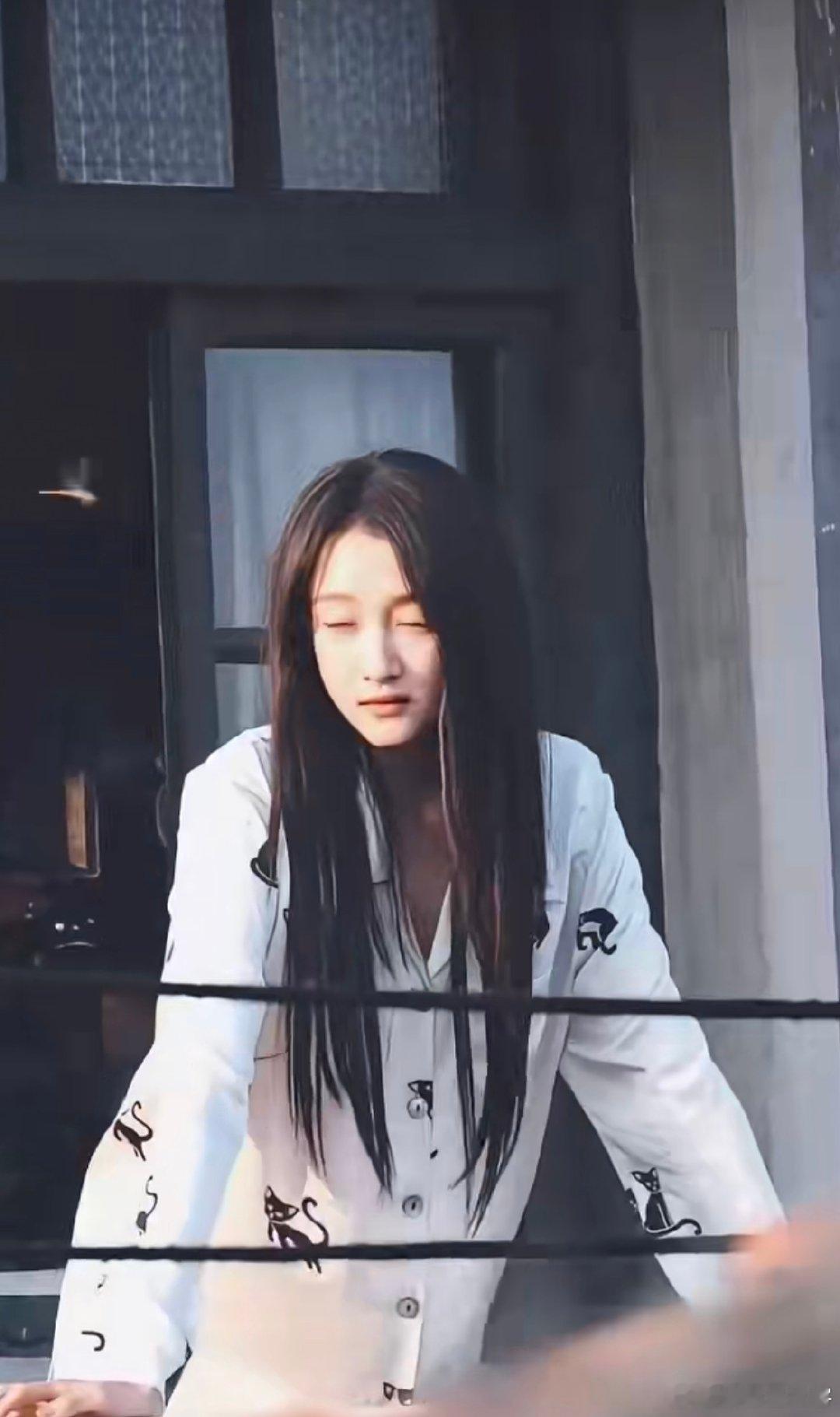 关晓彤淡淡的就很好 关晓彤素颜赛道直接焊死！淡妆自带邻家妹妹感，眼神懵懵像林间小