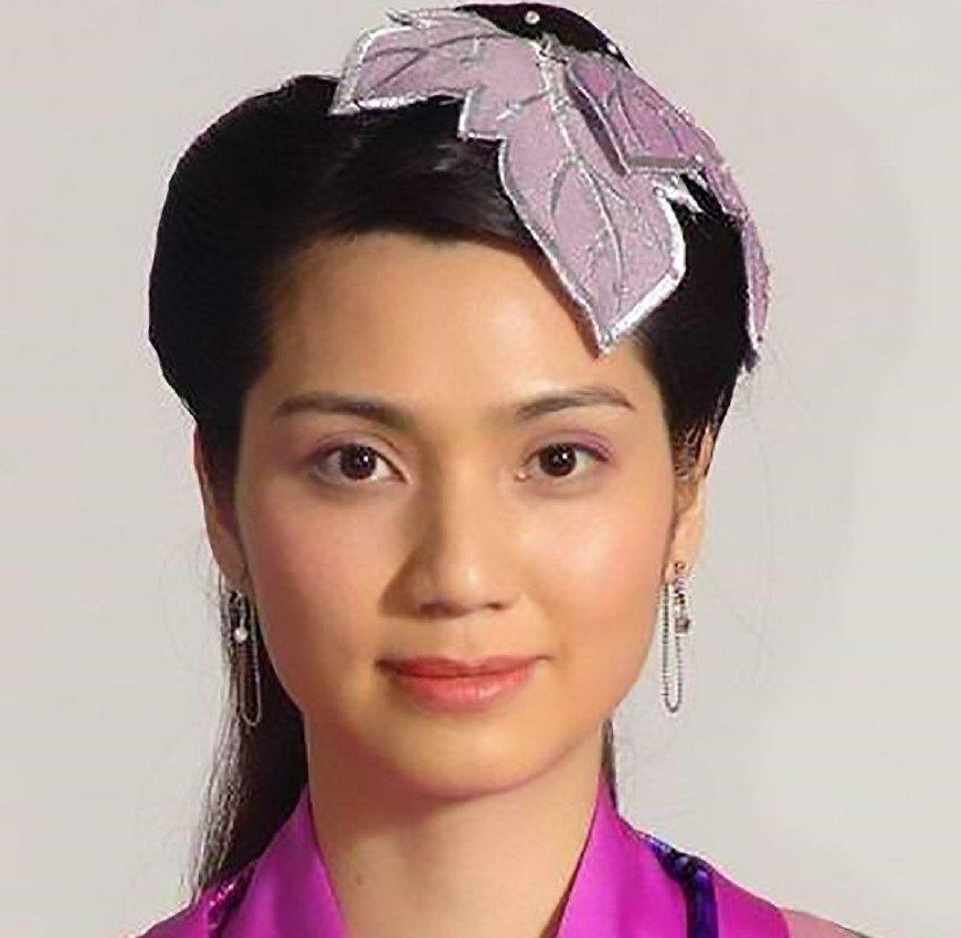 洪欣：1971年生
她年轻时是香港大美女，171
Cm高挑浓颜，《原振侠》里
明
