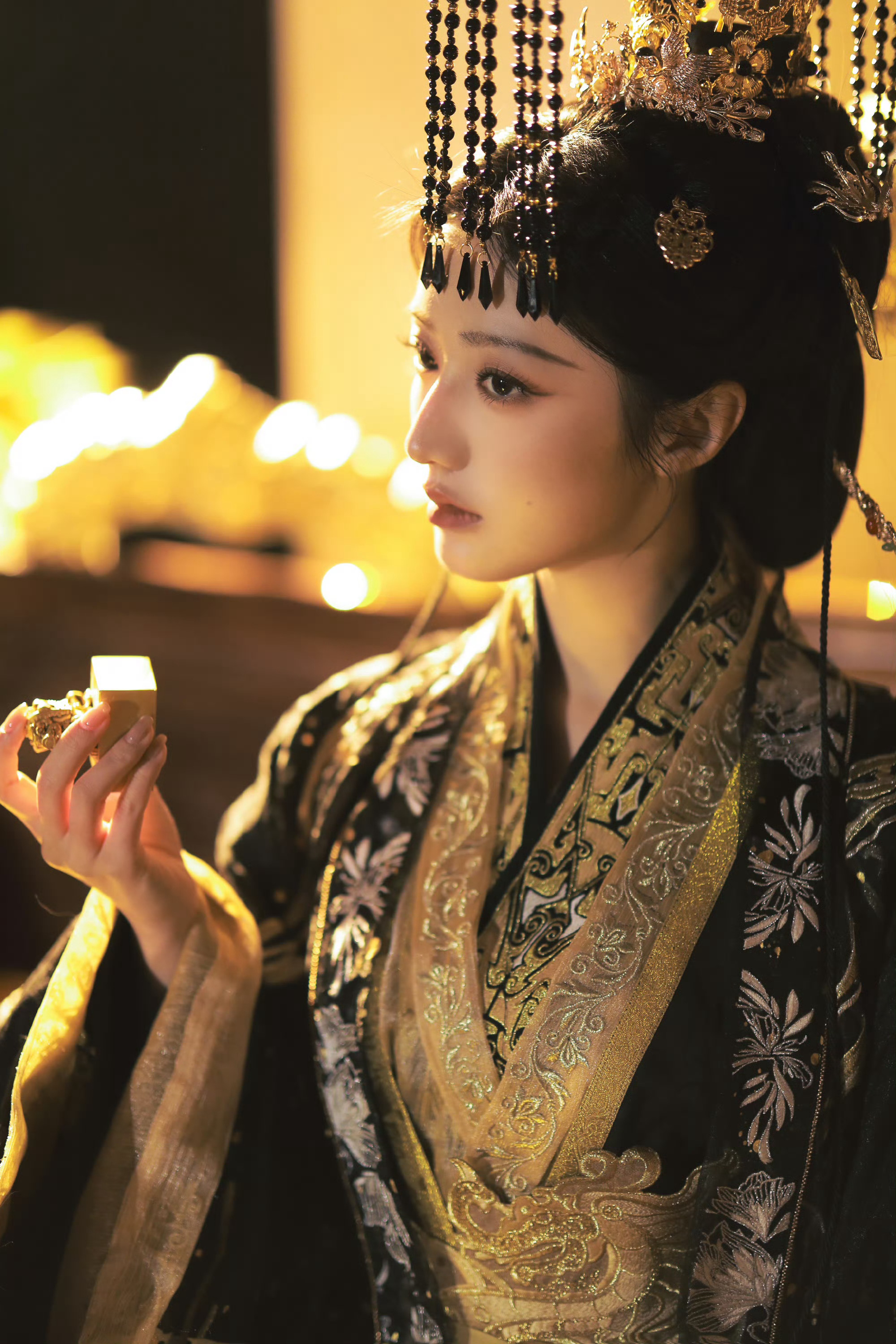 伍元照日月当空女帝造型谁能拒绝气场全开的伍元照！黑金帝王袍华贵肃穆，冠冕纹饰细节