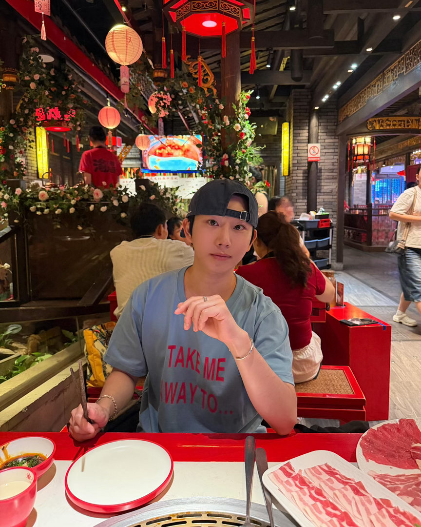 换乘恋爱4 胤载ins更新：我爱你迪士尼 