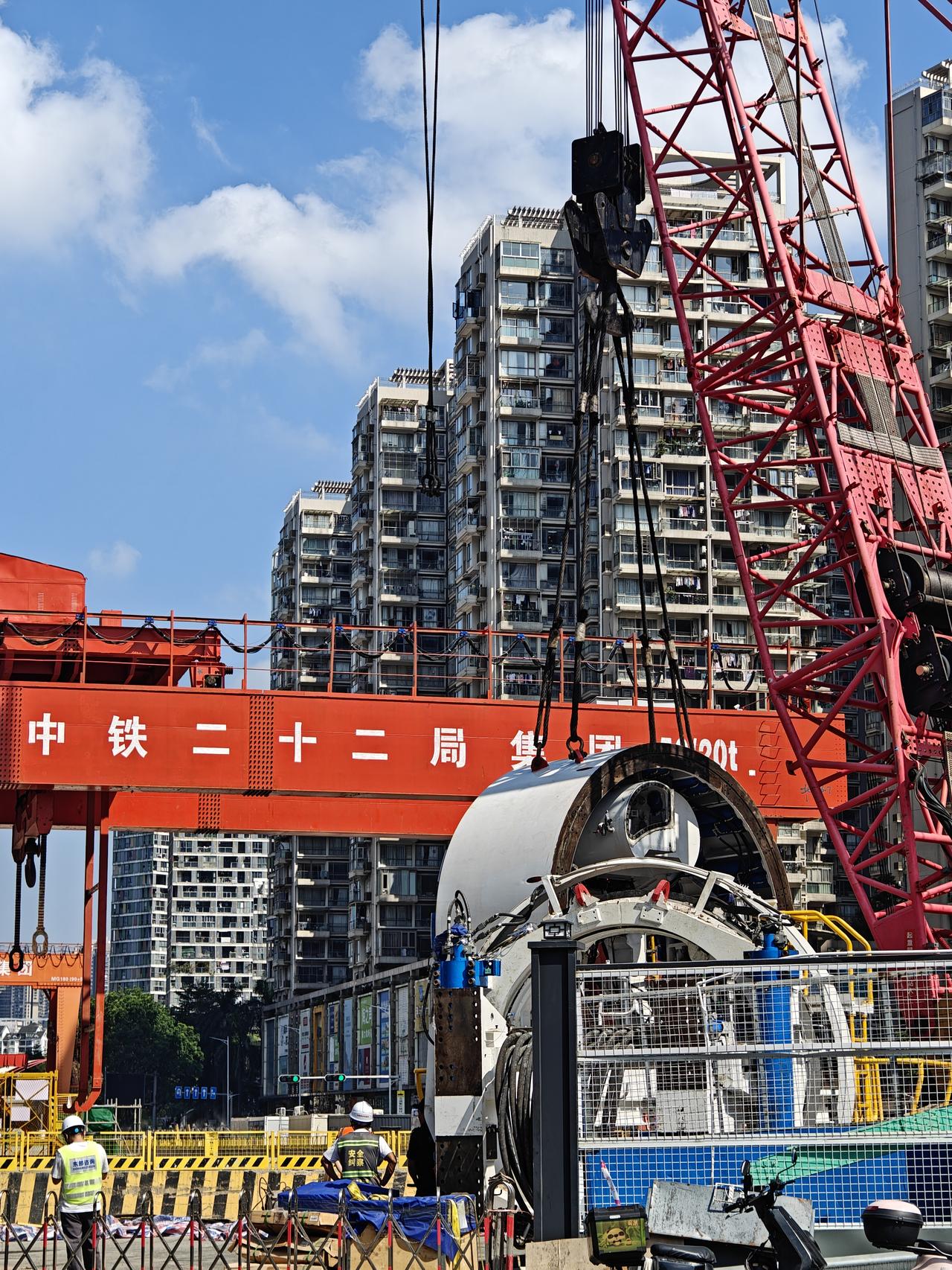 深圳地铁27号线最新动态，方才小区门口的华城站正在开展盾构机吊装作业，华城站的整