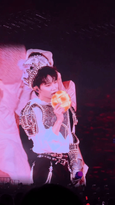 周深被茶餐厅包围了 周深舞台满是烟火气！茶餐厅美味齐亮相，甜言撩粉，还被鸡蛋仔“