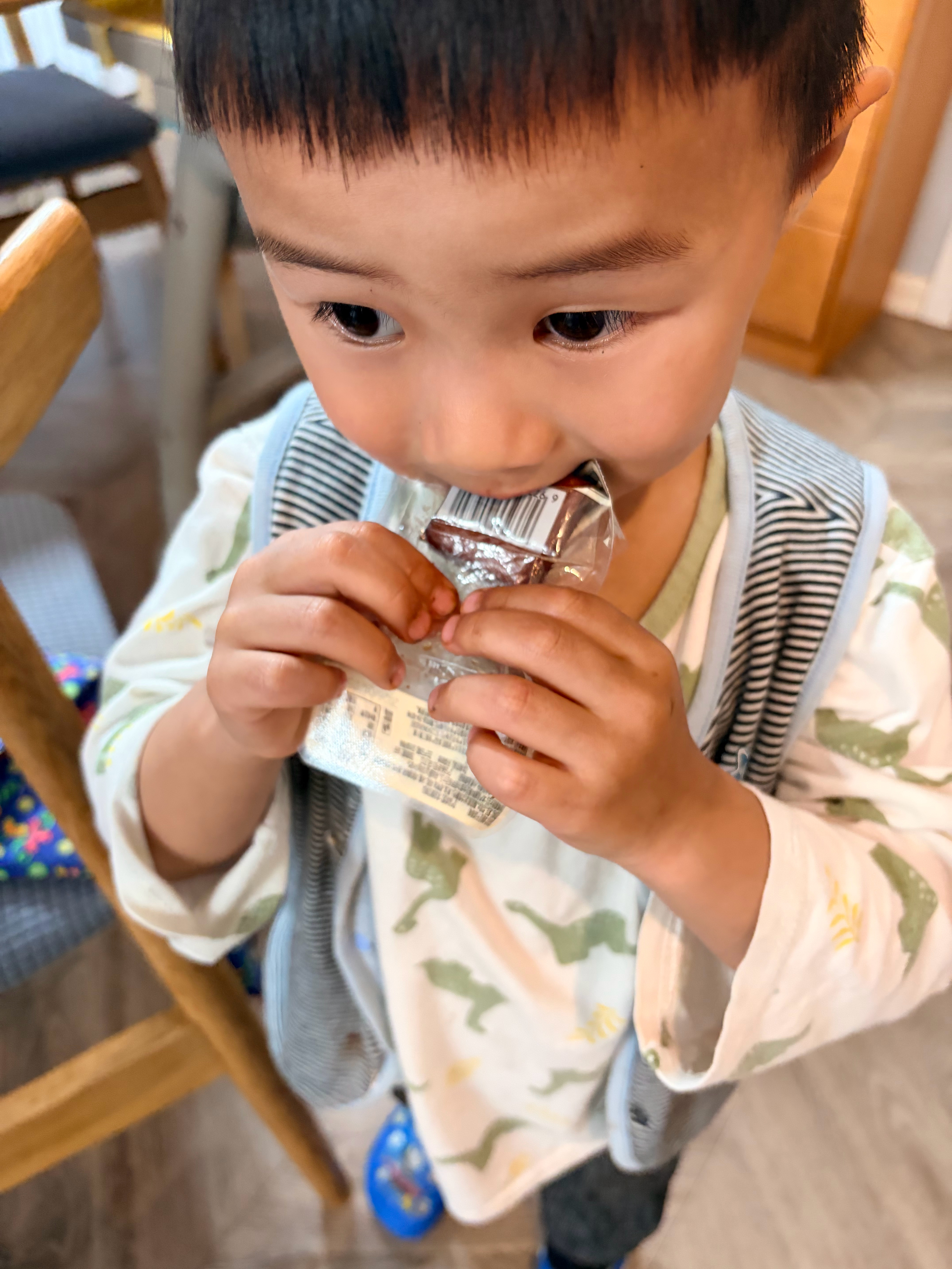 现在吃点啥零食都藏不住，这豆腐干我吃辣的他吃不辣的，包装都不用我帮忙打开，直接生