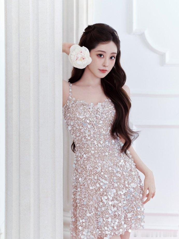 晚宴上的公主祝绪丹RV晚宴上的祝绪丹 吹爆祝绪丹！RV晚宴造型完美适配，粉金亮片