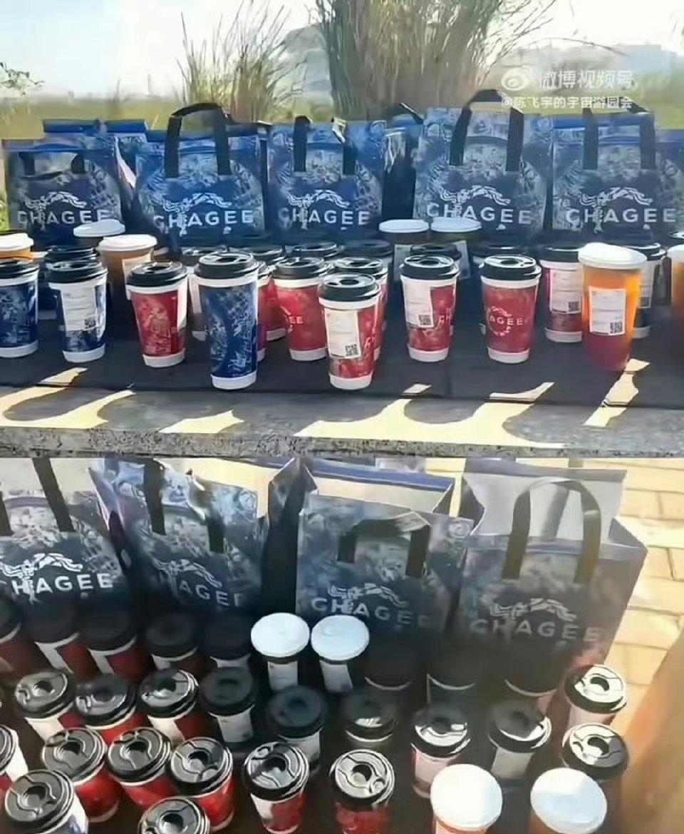 陈飞宇给粉丝送霸王茶姬和冬至水饺逆应援，双向奔赴了