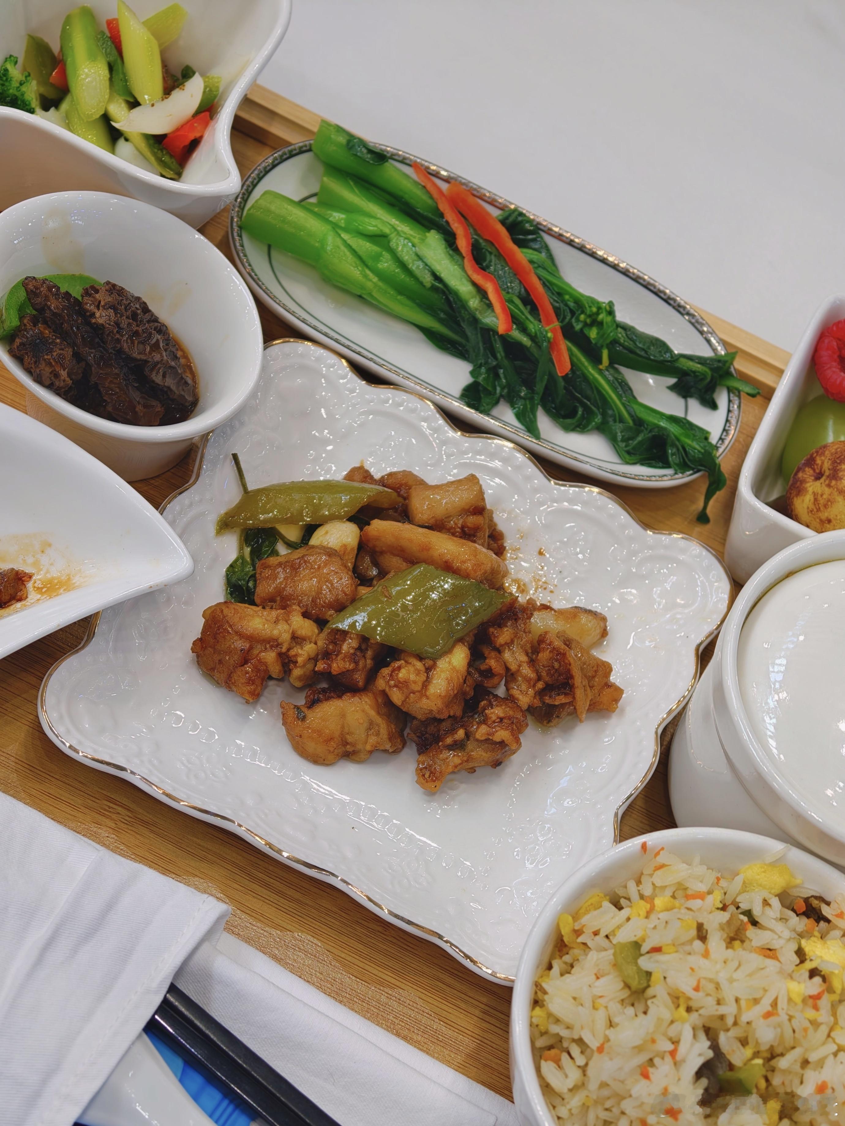 问界大酒店卷到了广州车展，太好吃辣，我 kuku 吃完～ 问界展台，无论是餐食还