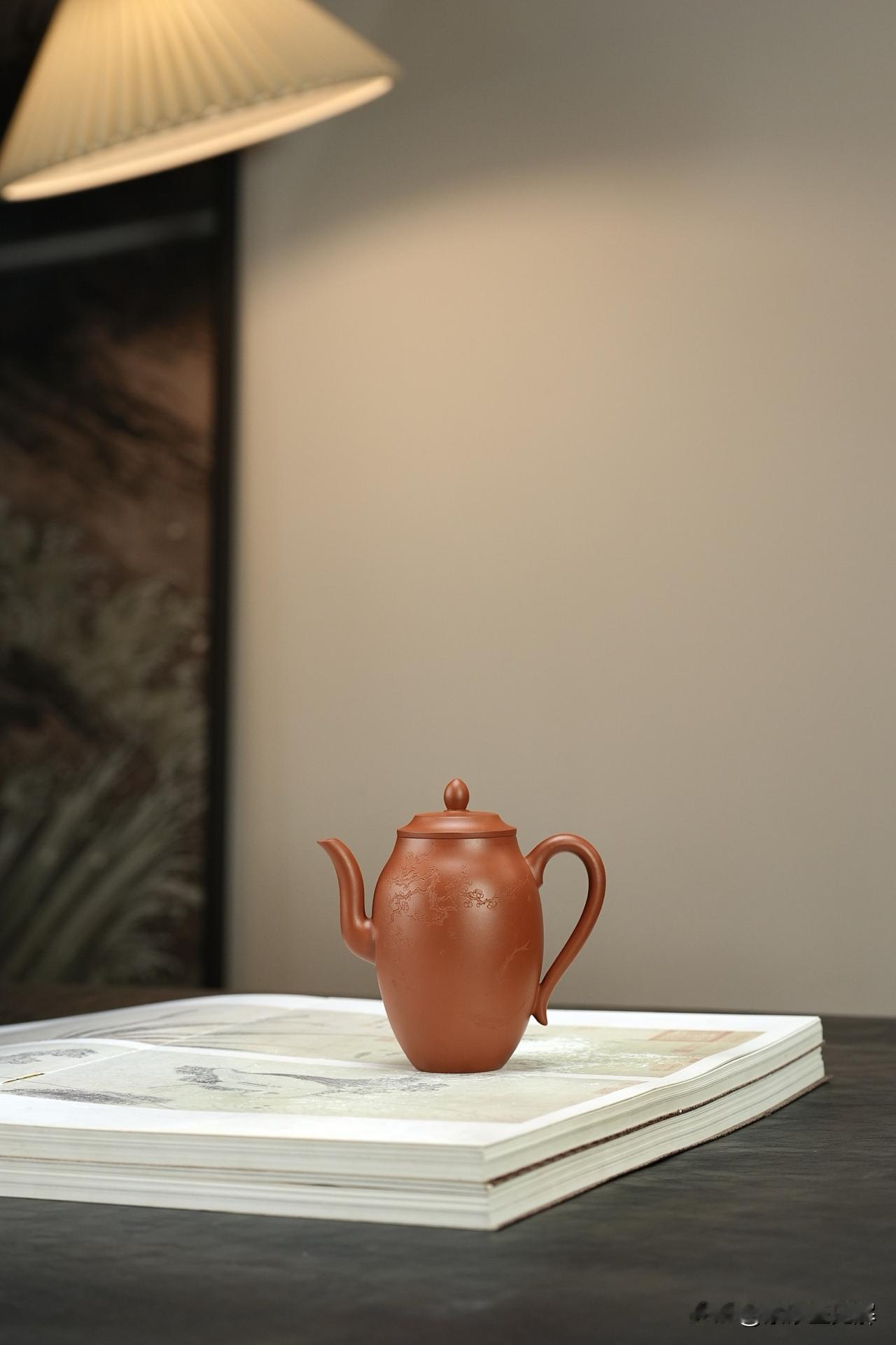将加工好的紫砂粉料加净水搅拌均匀，掇成泥块或搅拌成泥浆料，放置于有一定温度和湿度