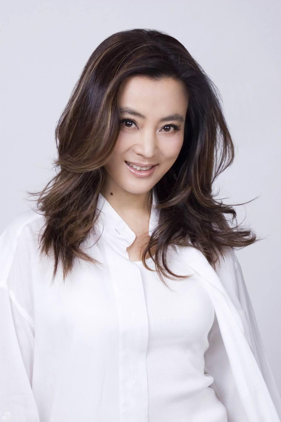李玲玉63岁了依然美如少女。
穿碎花裙戴草帽在海边笑的样子，皮肤紧致气色透亮，棕
