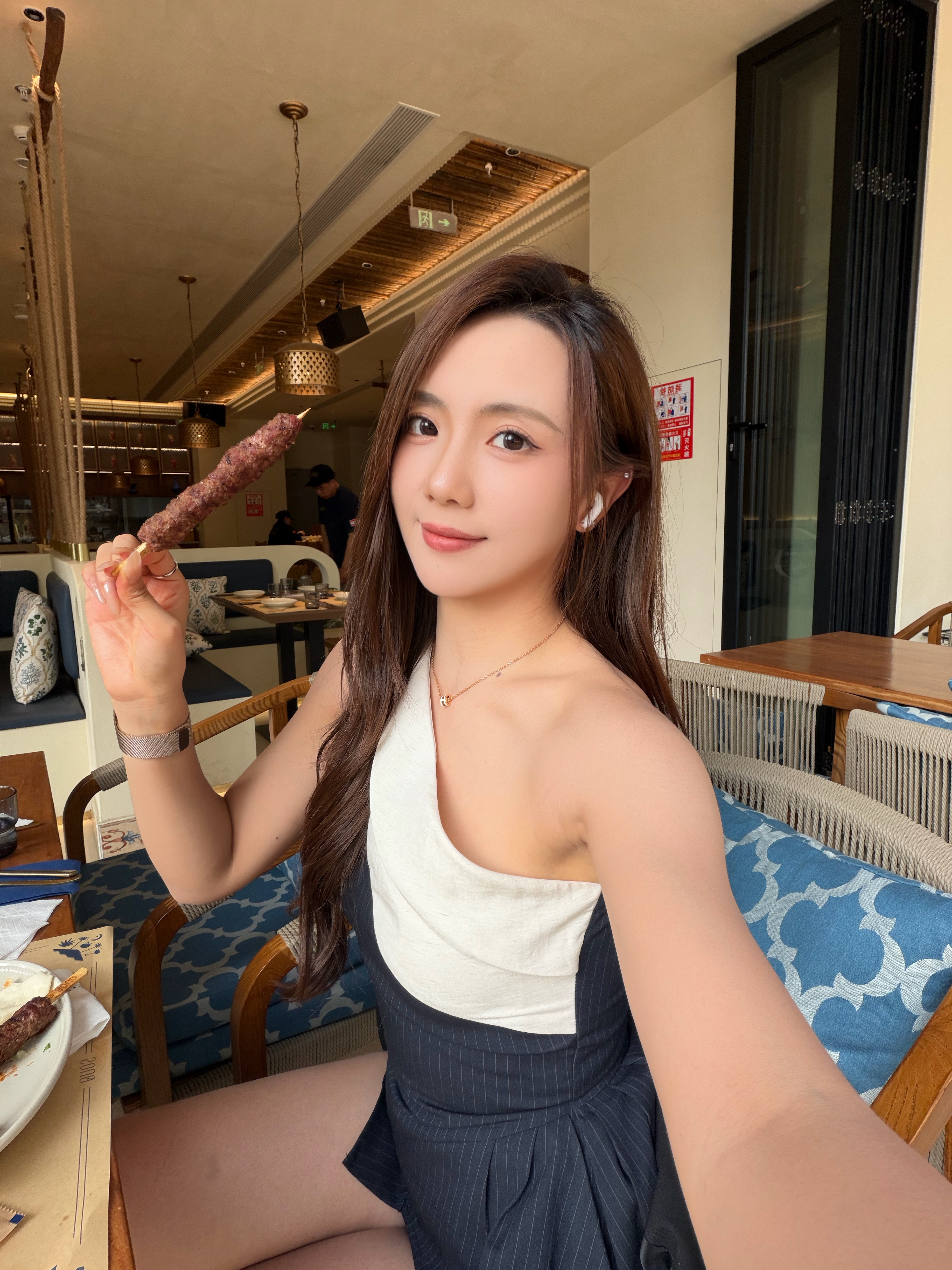 拍完吃饭喽！中东菜你们爱吃吗🍖真的好多肉好多饼啊！一串就吃饱了我的日常plog