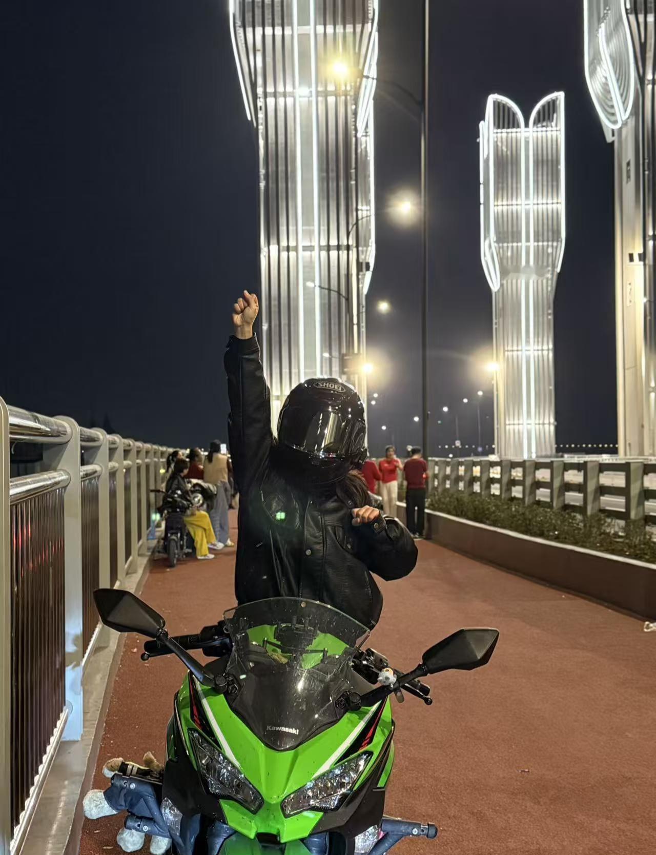 网红迪迦桥
变身！
温馨提醒大家，文明骑行，不要遮挡号牌，不要炸街。
打卡武汉迪