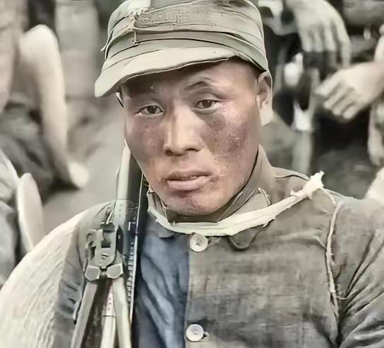 [中国赞]1945年，一名机枪手为了躲避日军，选择绕上山路前进，没想到意外发现1