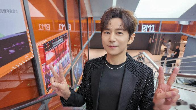 何炅希望可以衰老得慢一点何老师：我心态还是二十岁但身体你配合一下行不行！太真实了
