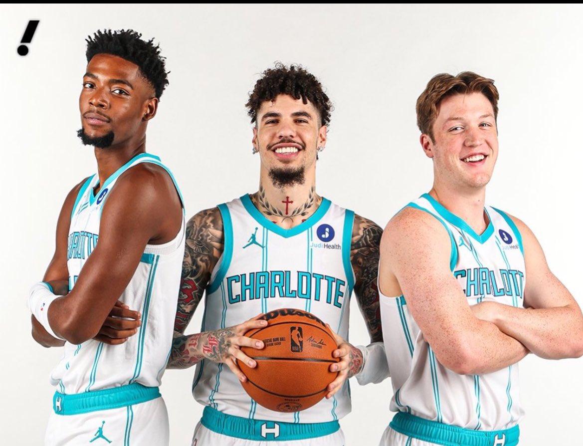 夏洛特黄蜂队的三人组在2025/26赛季创造了历史。
拉梅洛·鲍尔、康·纽佩尔和