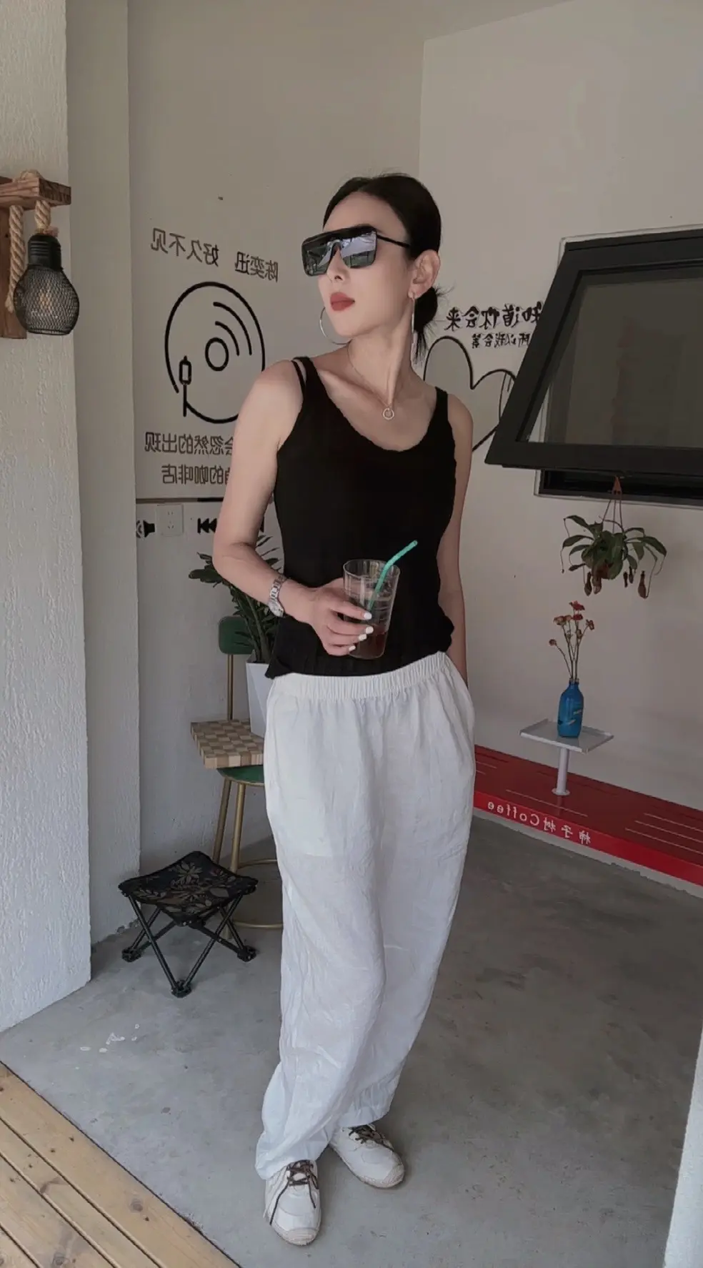 人到中年，偏爱安静、向往自由，更渐渐爱上独处，并非没有知己，也不是刻意...