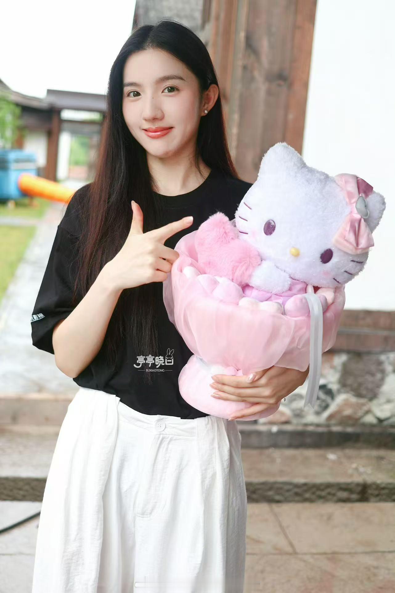 苏晓彤念相思开机路透苏晓彤念相思女二苏晓彤念相思开机路透，在剧中饰演女二叶甜，期