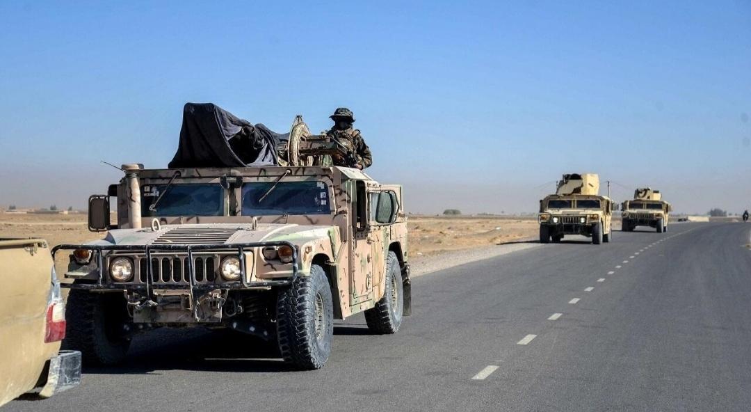 塔利班向巴基斯坦边境开进。塔利班现在是清一色的美械装备，与以前钻山沟的流冦形象不