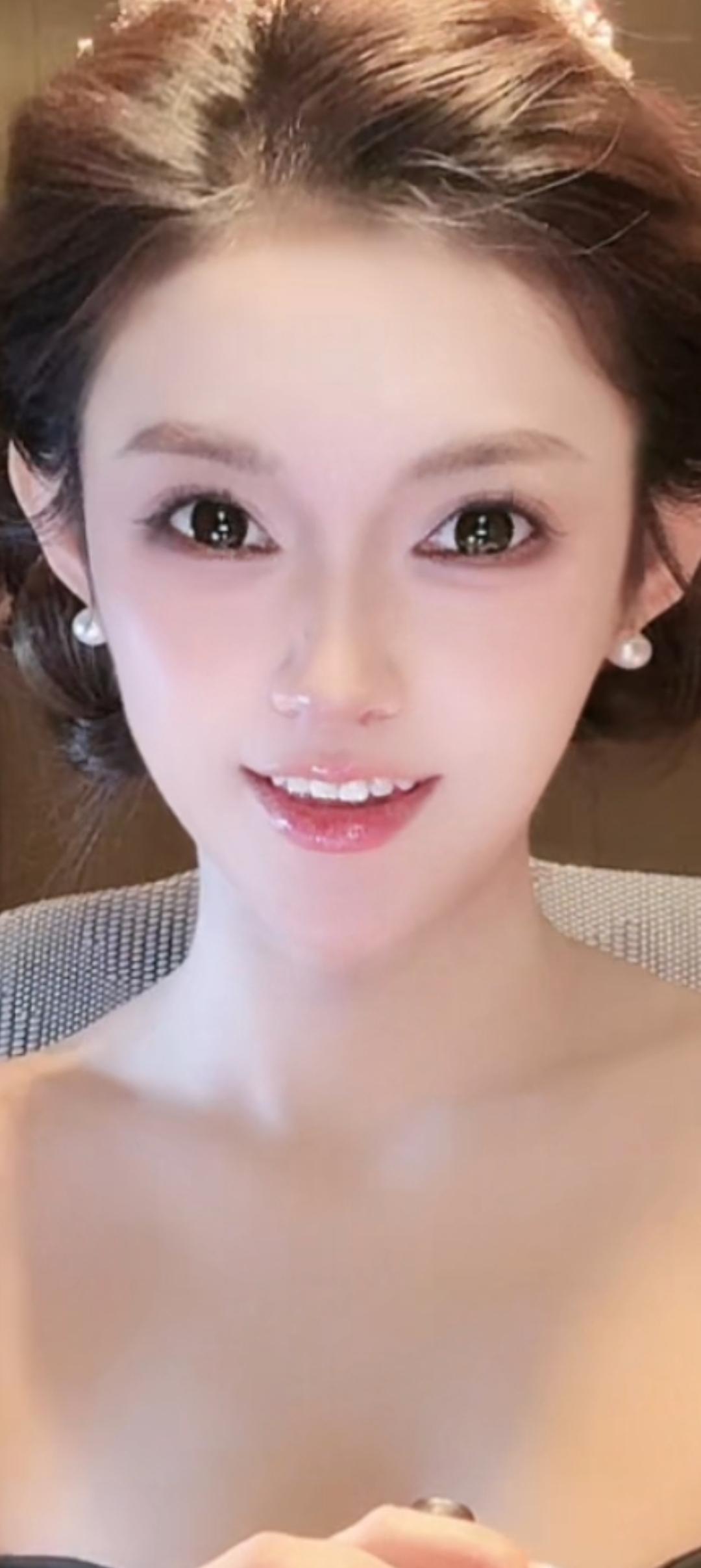 这位美女真漂亮，发型配得也很美。