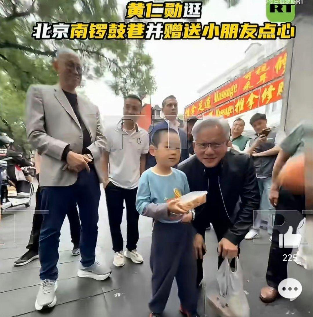 接上篇某人强调腰杆直，那在马克思坐着的情况下，库克就不应该去合影，雷军也不应该去