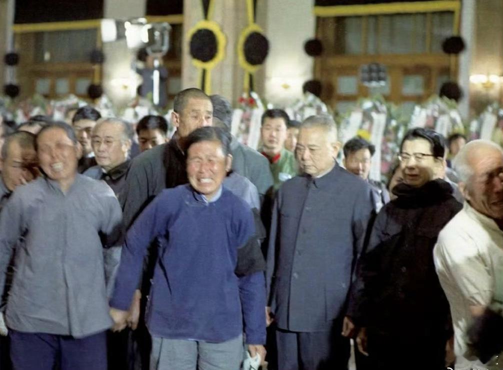 1976年9月的一张旧照。仔细看她哭的很伤心。 ​​​