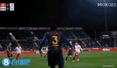 在今天巴萨客场挑战赫罗纳的比赛中，发生了极具争议性的一幕。当时比赛进行到了第86