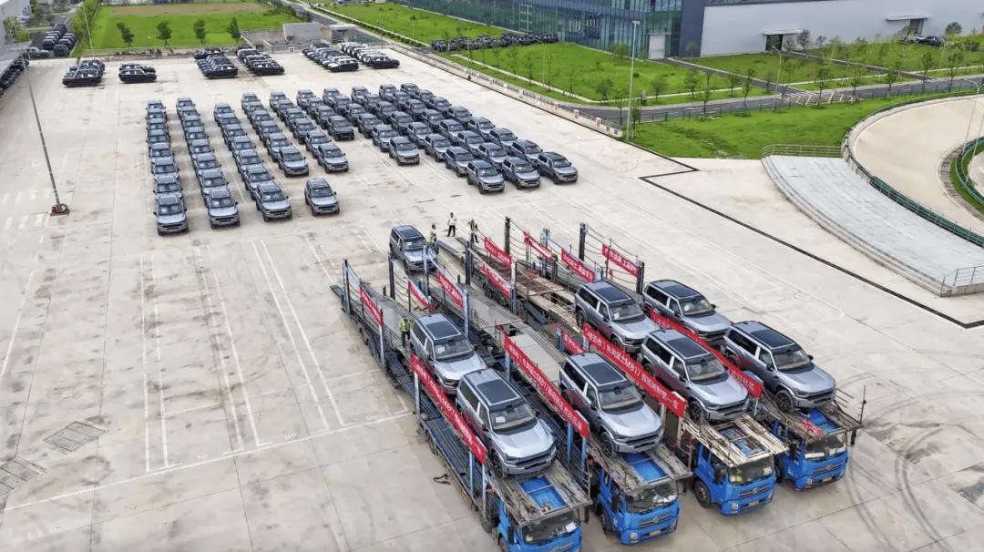 东风柳汽7月实销汽车11,765辆。其中乘龙商用车4,615辆；风行星海乘用车7
