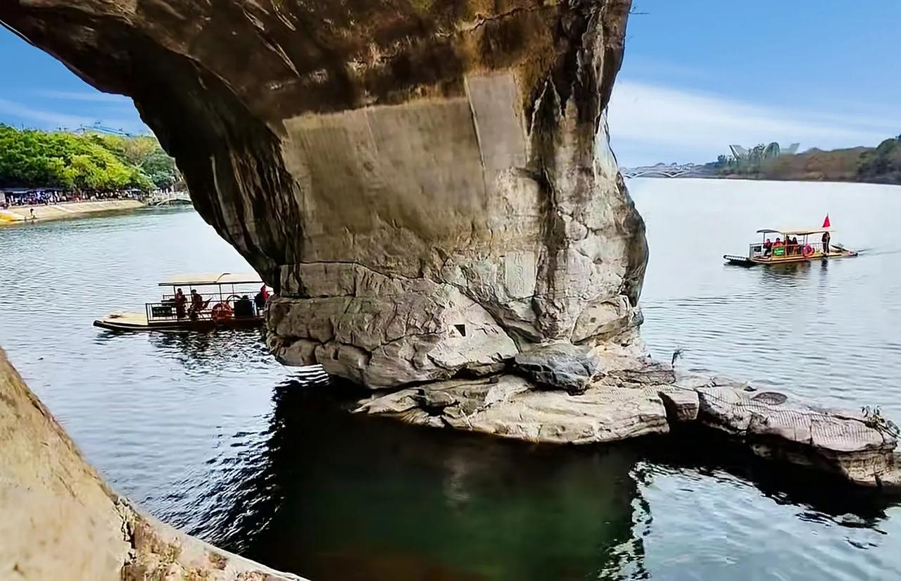 桂林象鼻山真的是一绝。它的形成源于三亿年前的地壳运动，从海底上升成陆地后有了这独