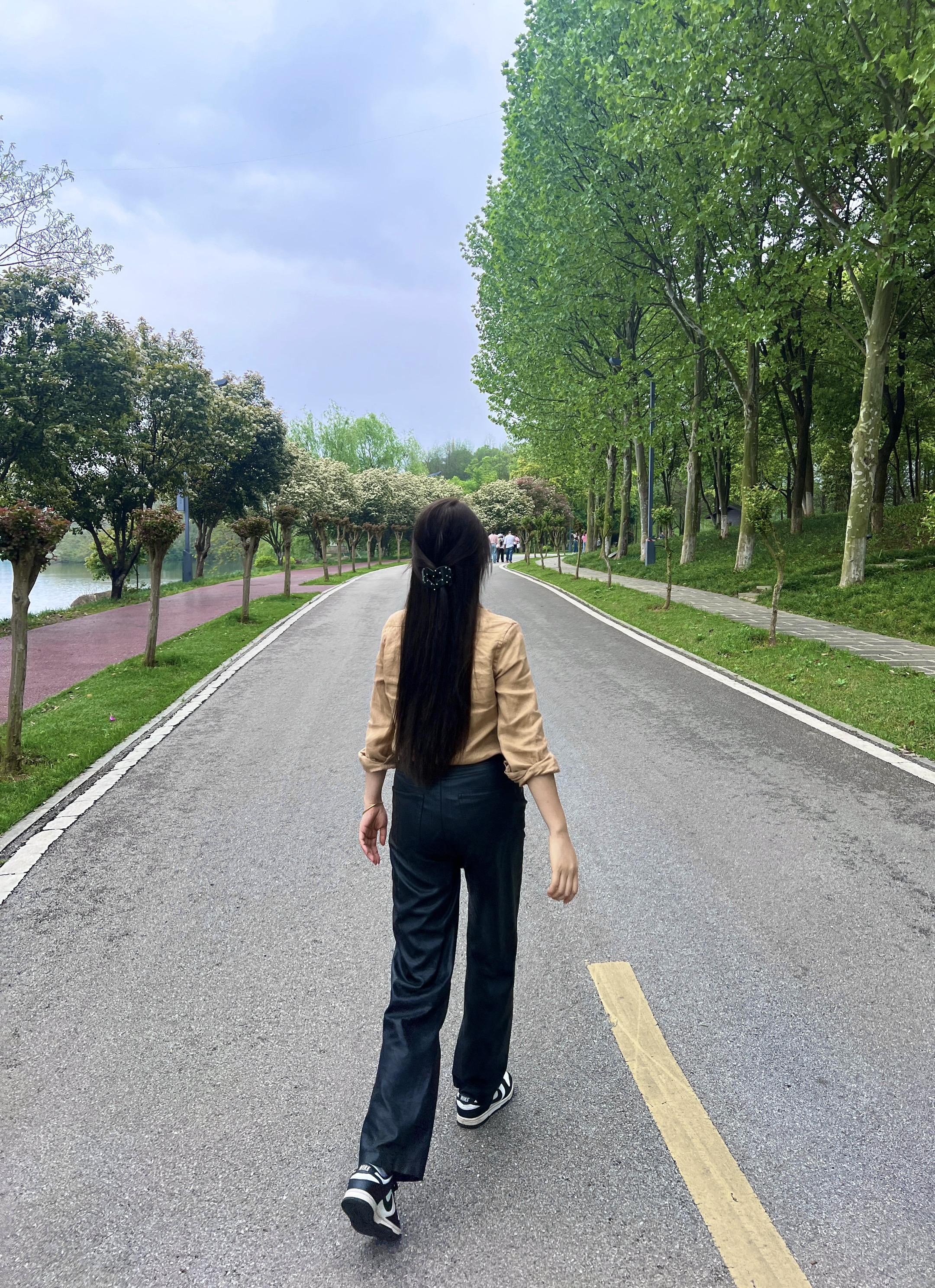 从房子走出去，我是春天新长出的人😁