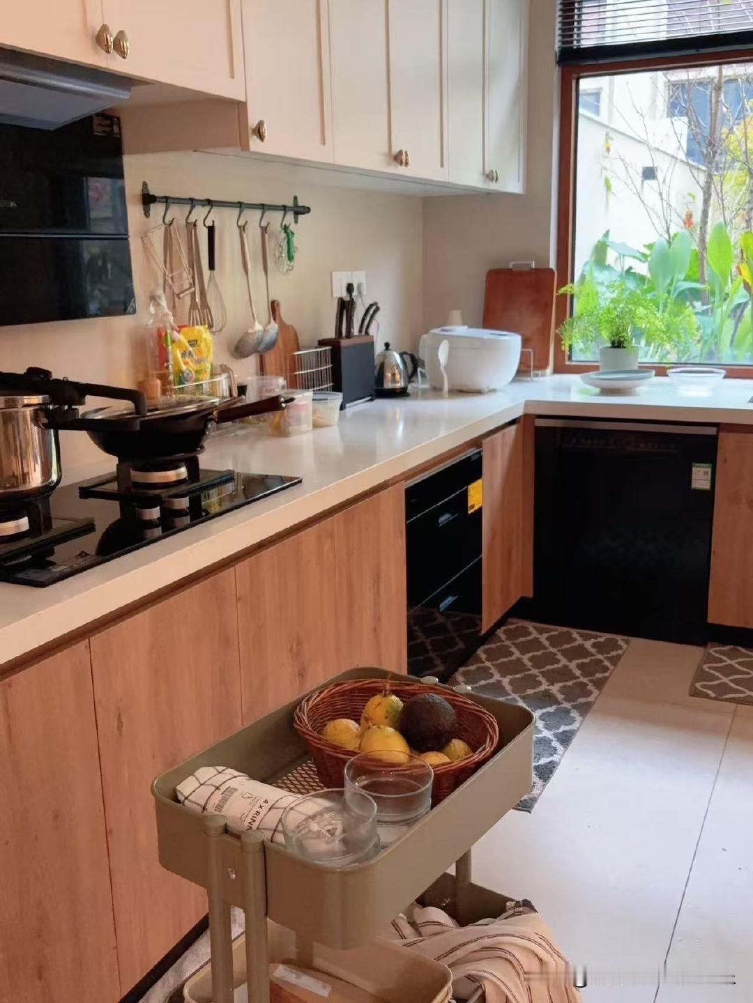 湛江楼市还是挺坚挺的。
在过去的13个月里面，湛江房价的降幅还是没有那么大。
湛