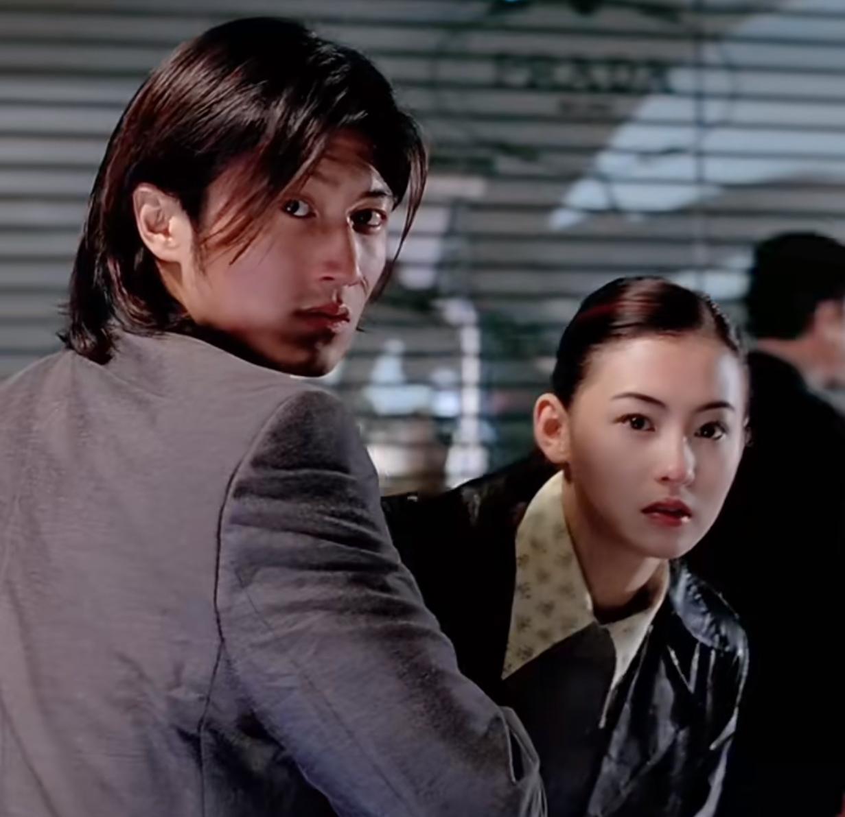 一直没太搞懂谢霆锋，
从他后来和王菲复合应该能说明是真爱，
那中间和张柏芝算是什