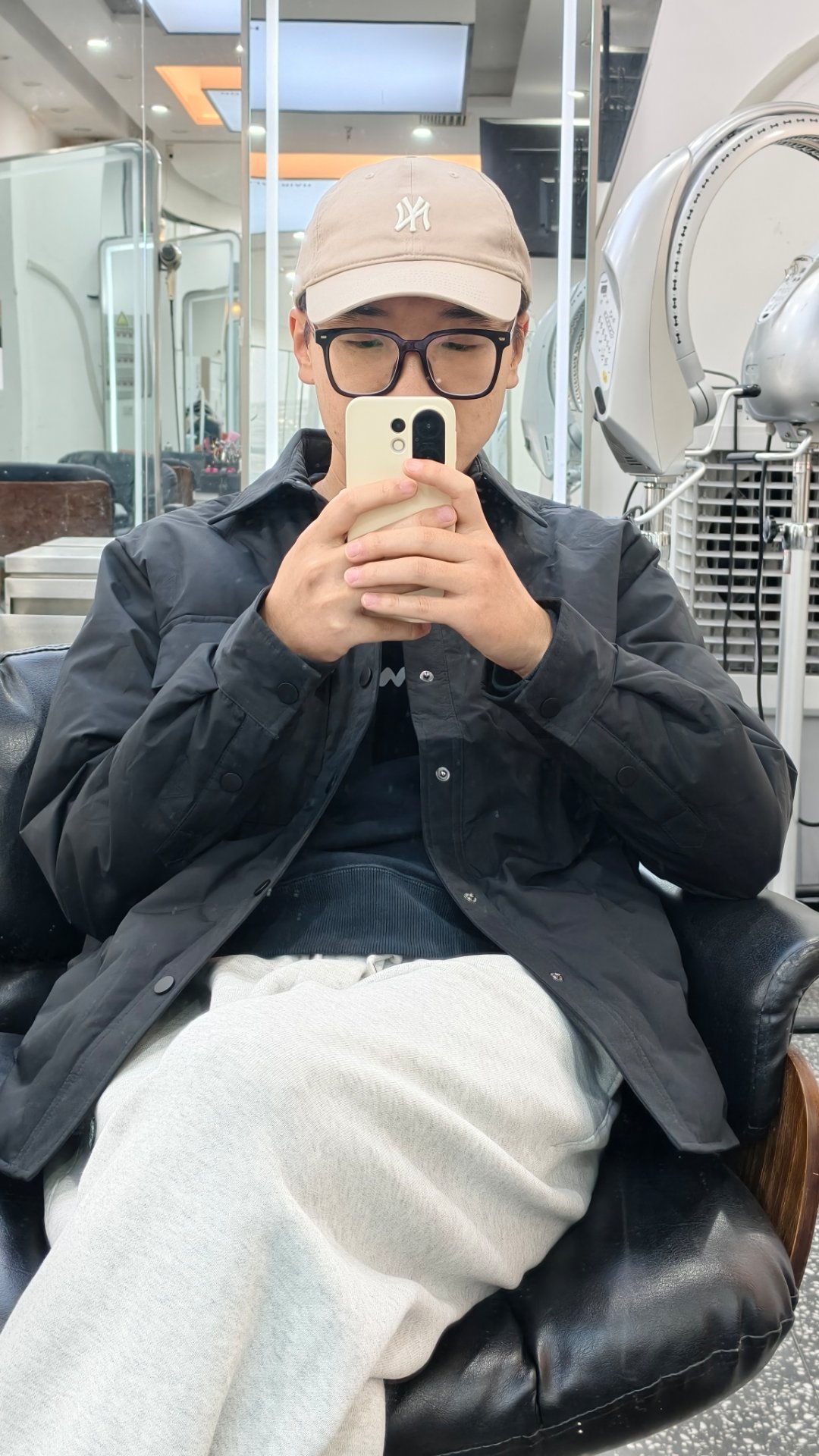 头发再不剪就成疯子头了，明明一个月前才剪过头，现在不戴帽子都没法出门了！现在理发