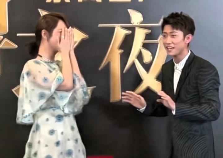 张一山说了句什么，让杨紫笑的合不上嘴，一时笑场，没控制住表情，这真是一对欢喜冤家