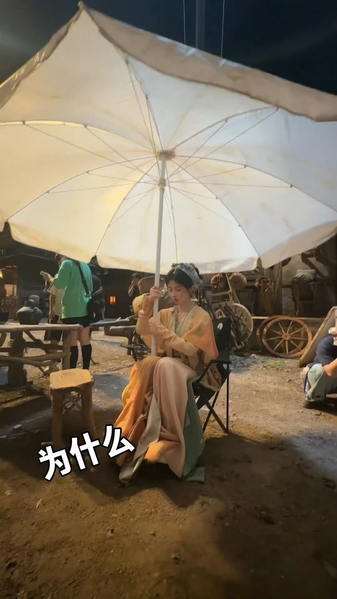 阿黛抡大锤，鞠婧祎举大伞，没看错没看错！这就是萌妹才能做的事情[笑cry] ​​