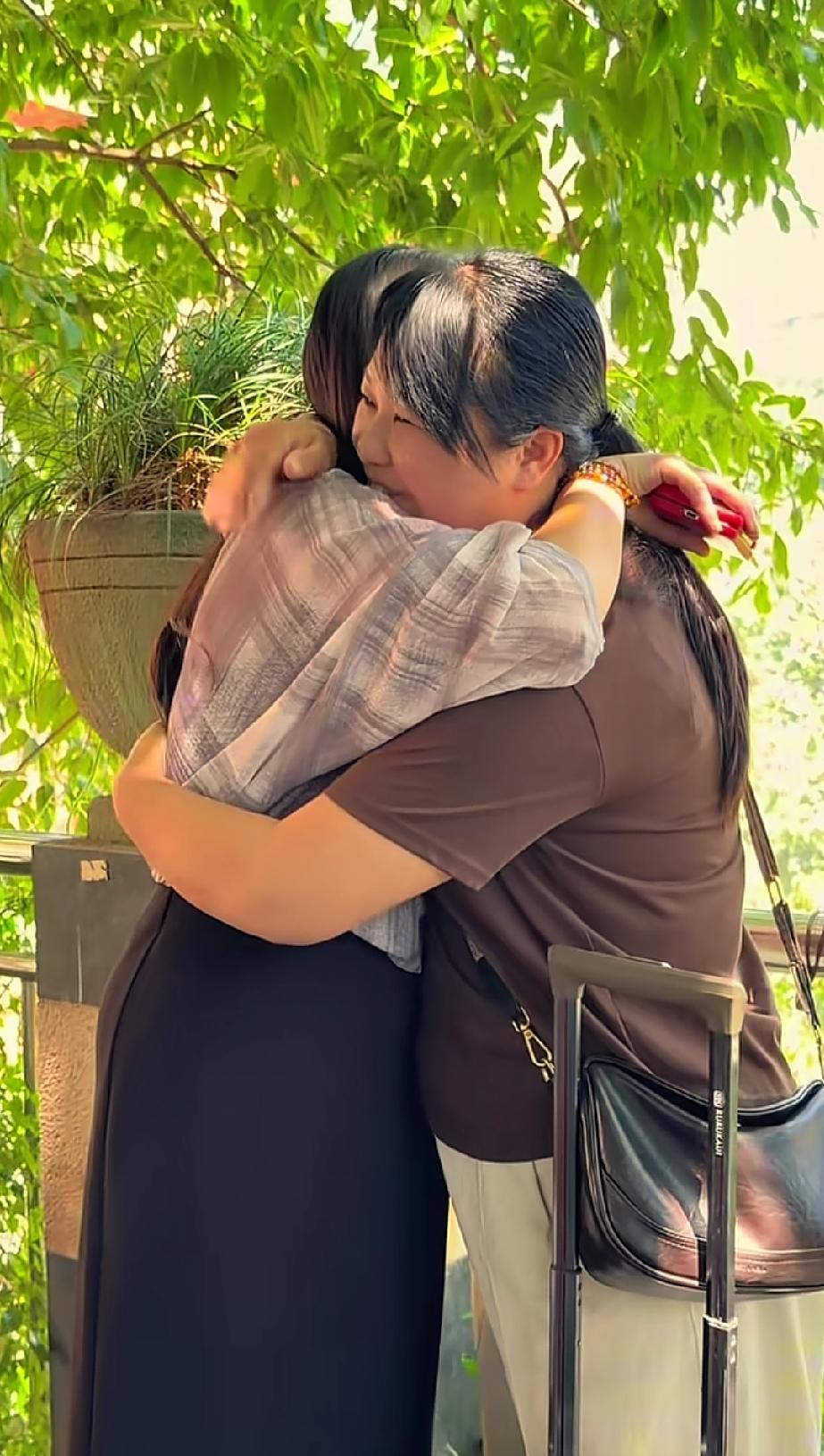 百合结束重庆之行，与麻辣烫结下姐妹般深厚情谊
 
百合来到重庆麻辣烫这边已经十多