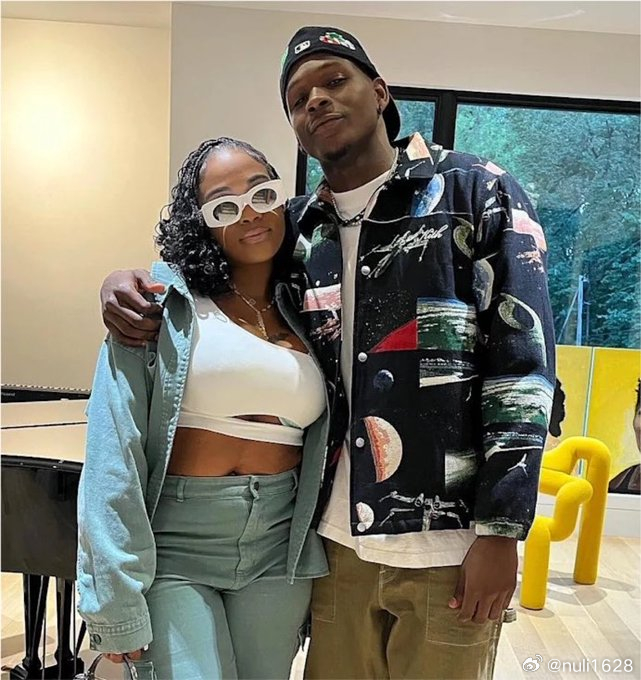 爱德华兹已经和相恋多年的女友香农・杰克逊成婚。nba休赛季