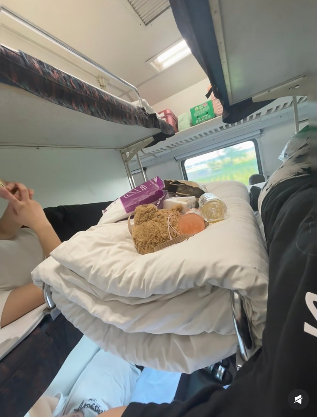 火车卧铺的中铺没地方放东西，被子还占地方，用个被子搭一下完美解决两个问题 