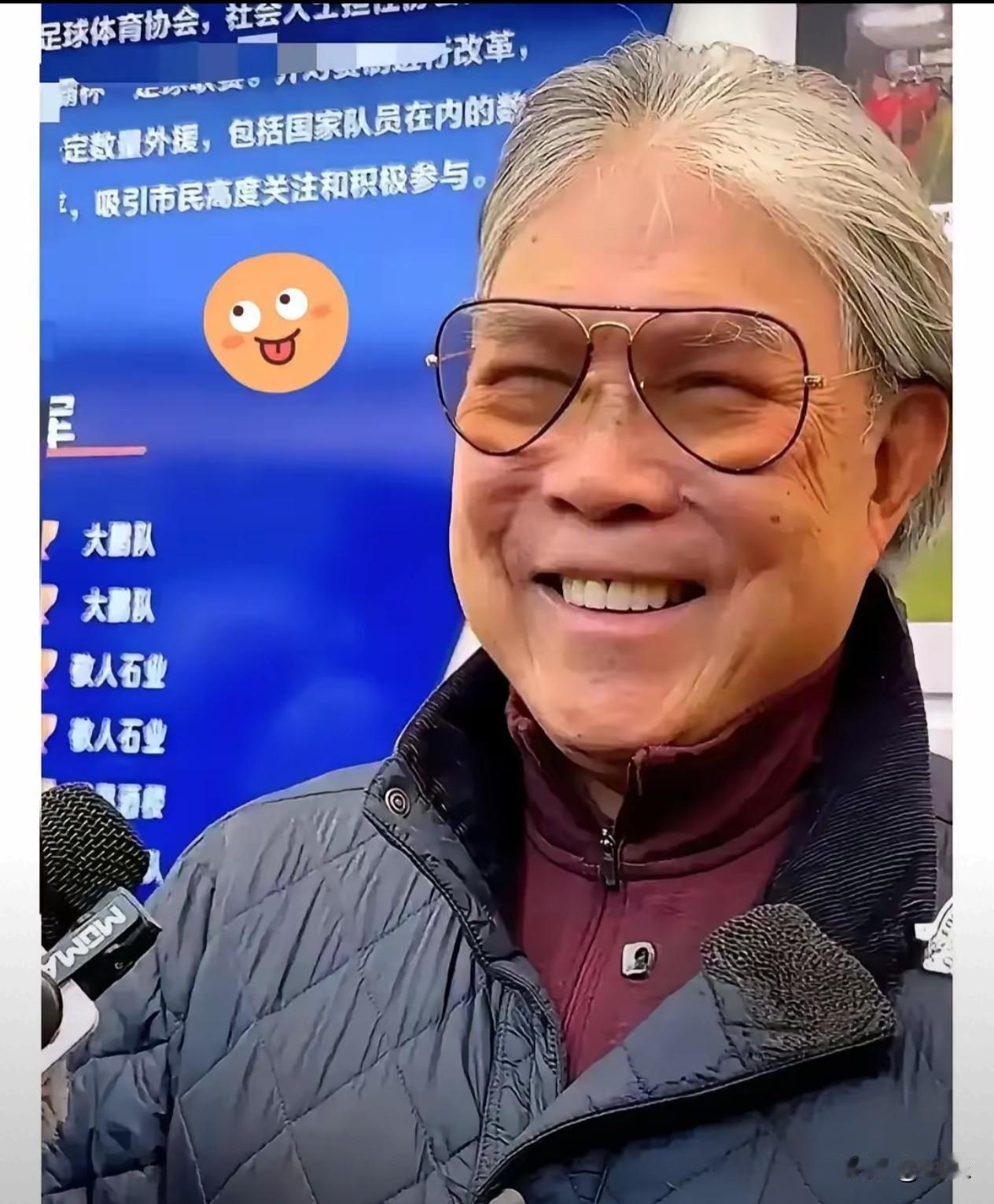 2岁冠军，爷爷哭了

香港小学生游泳赛，霍中曦蝶泳第三。领奖台边，78岁的霍震霆