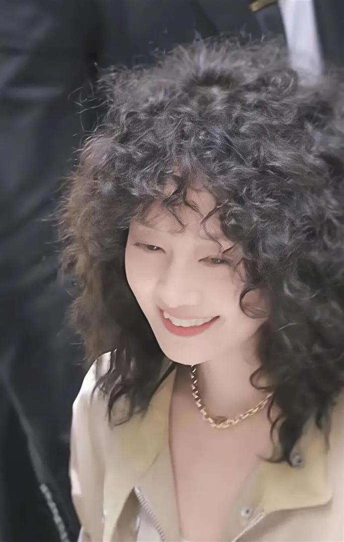 还能认出她来吗？简直是大变样啊，不过熟悉她喜欢她的粉丝和影迷还是能一眼喊出她的名