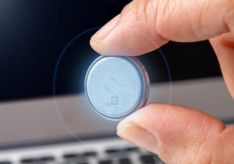 1岁半幼儿误吞纽扣电池，导致呕吐，拒食，送医检查发现，电池已卡压在食道中约10小