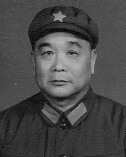 1950年，恩施军分区司令员王定烈乘车去剿匪，途中得知参谋在出发前打了电话，感觉