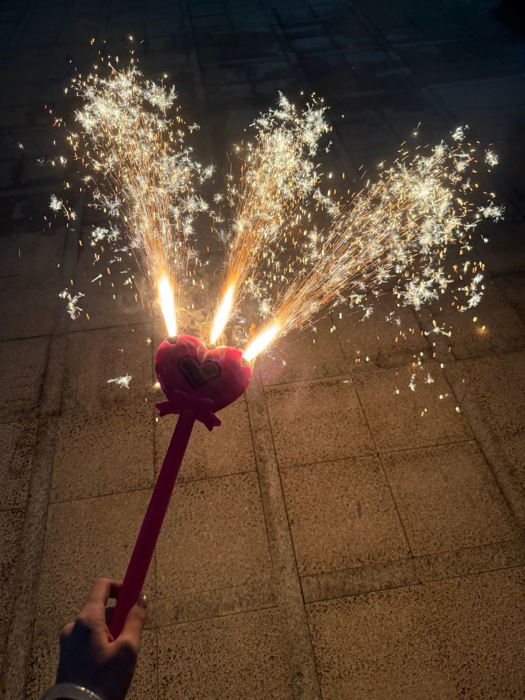 最近的宝宝和过年玩烟花 