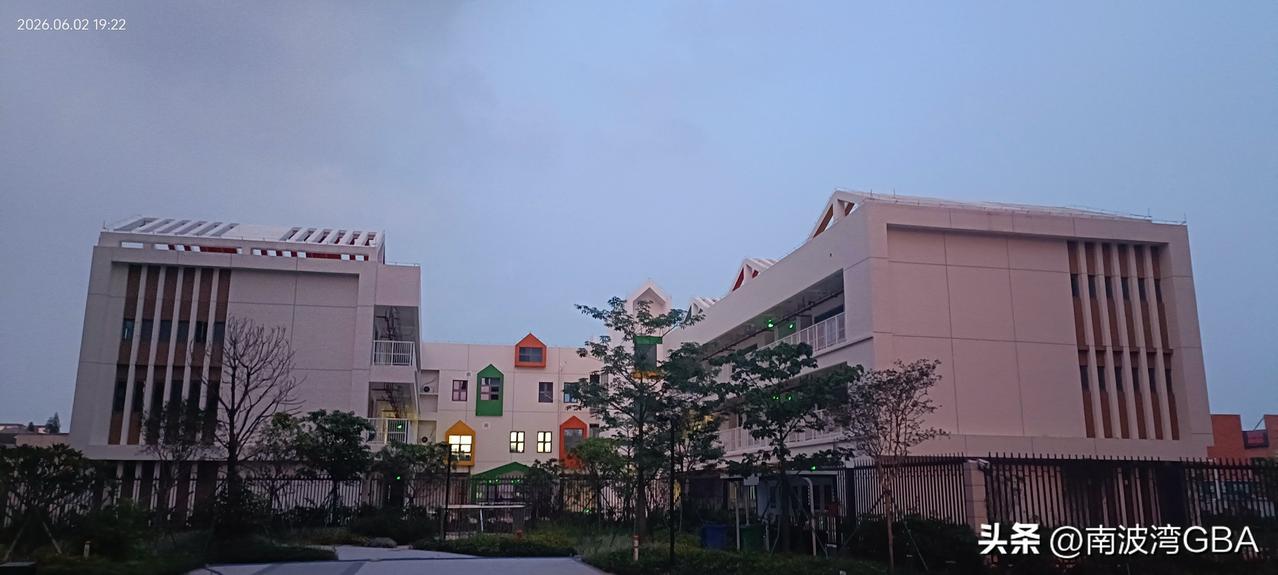 记录我的2026配套的漂亮小学校落成了，新小区也该迎接主人入住了。以后这里不仅有