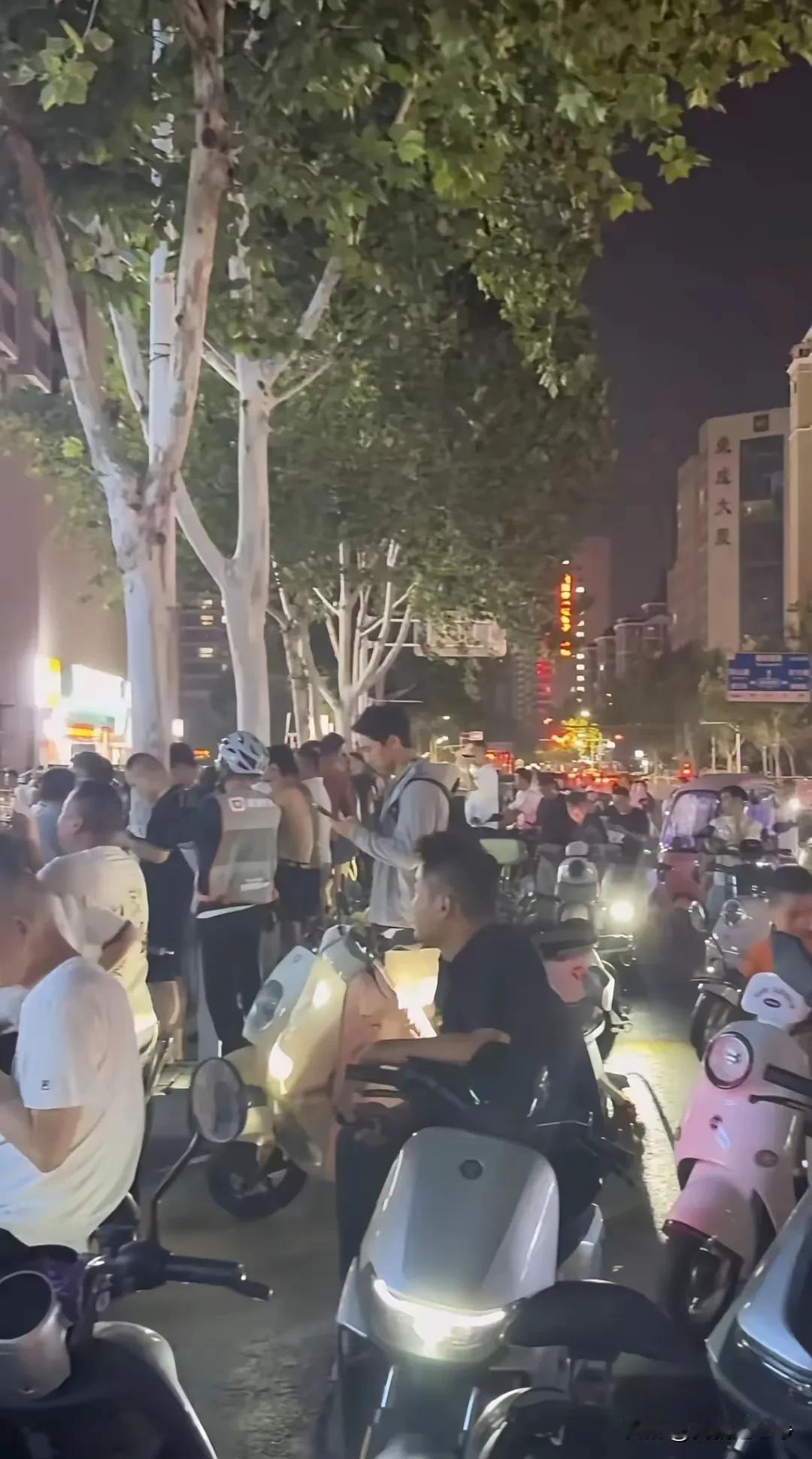 还得是郑州人民啊，知道清理门户！
而且大家发现了没有？现场秩序很好，并没有过激的