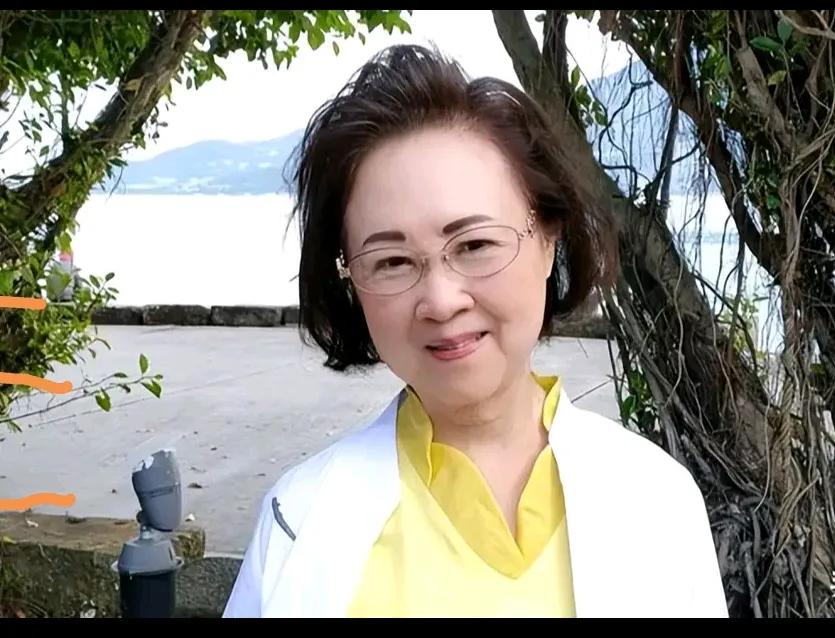 突然头条弹出窗口琼瑶自杀不敢相信。那时看的第一部小说就是《青青河边草》，还不是买