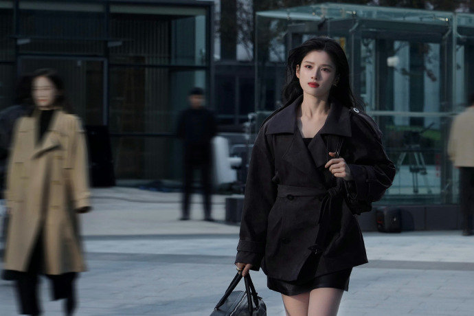 张婧仪冷都女 被张婧仪的冷都女造型美晕！简约穿搭却藏不住疏离感，眉眼神态自带故事