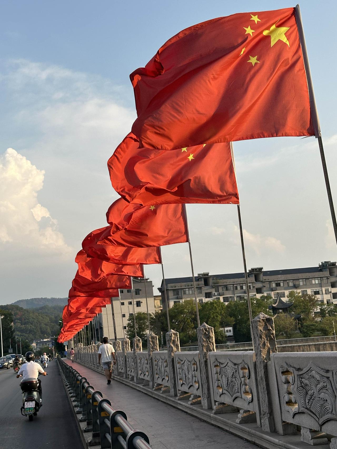 国庆佳节，
红旗招展的地方，节假期间好去处！
首选本地县城的农博会，本地人叫做“