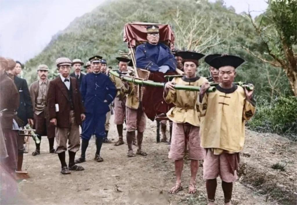 佐久间左马太，日本陆军大将，他在1906年至1915年担任台湾总督，这是他坐轿出