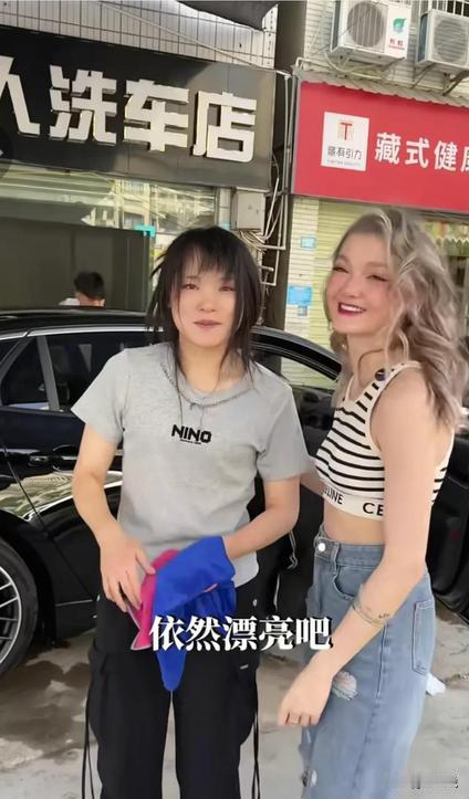 一个外国女孩在成都一个小洗车店洗车之后，躲在一边偷偷的哭了。原来她把车开到这里时