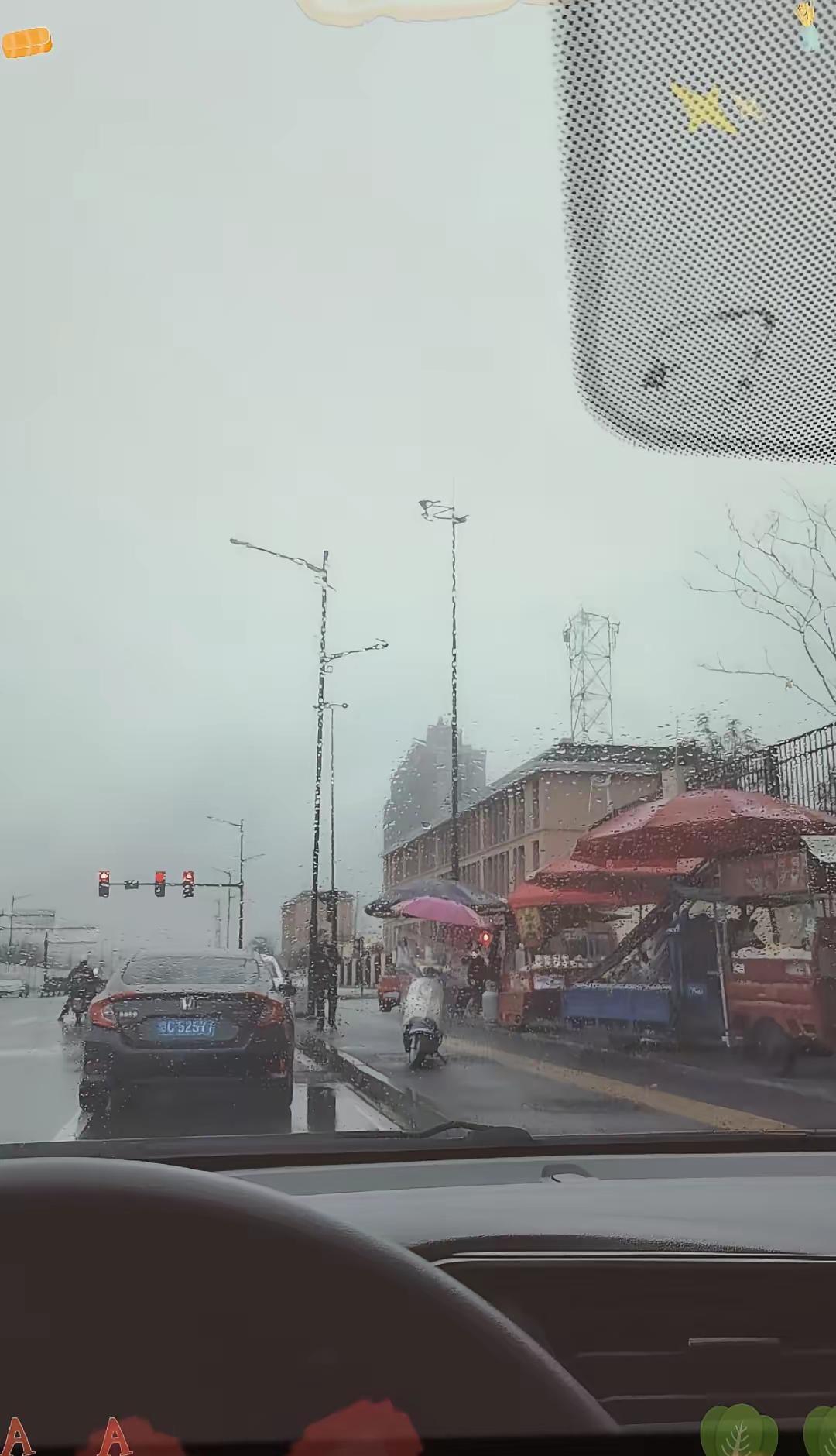 请问宜春下雨包月了吗？天天下雨，接娃都不方便，